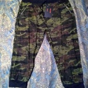 New Plus size Inspirational Camo Capris